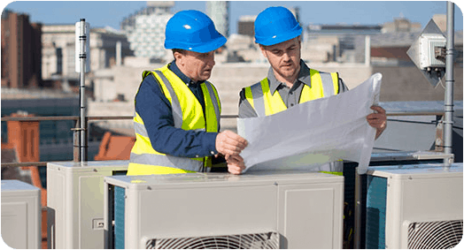 Trabajadores de Cool Component hablando con cascos y chalecos reflectantes