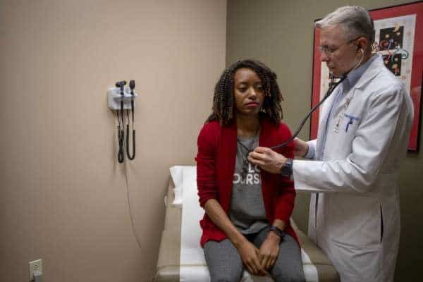 Dr. Roger Moczygemba checks the heartbeat of patient Antrea Ferguson at his direct-care practice Direct Med Clinic in San Antonio. Ferguson says her employer Shankx Web Dev covers her monthly membership and she pays $0 for visits.Photo: Josie Norris /Staff Photographer
